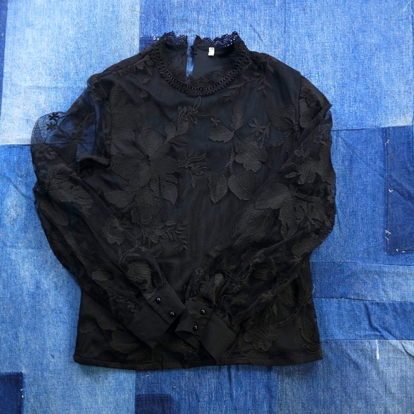 Black long sleeve floral blousr - Picture 3 of 3
